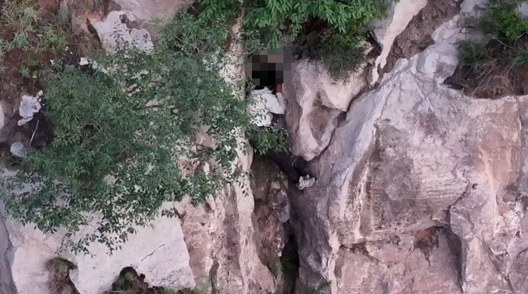 惊险！山西一女子摸黑上山看日出，一脚踩空坠下百米高崖，幸运卡在距地面40多米高岩缝中，奋力呼喊得救